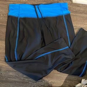 women’s cutoff black leggings